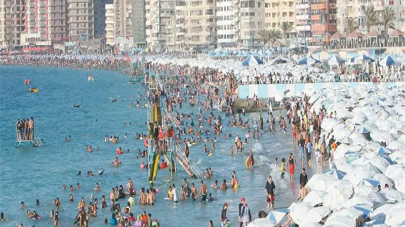 شواطئ الإسكندرية تقاليع غريبة.. والتريند 