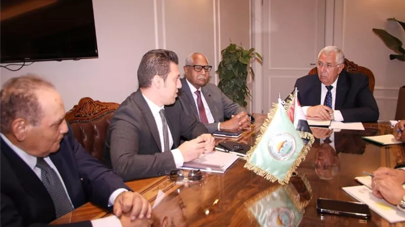 وزير الزراعة يبحث مع إحدى كبرى الشركات الليبية زيادة استثمارتهم