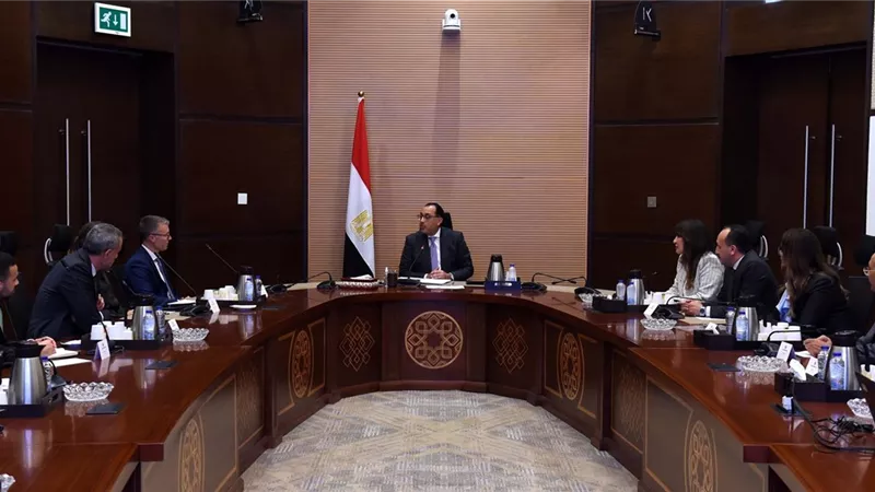 رئيس الوزراء يلتقي مسئولي شركة 