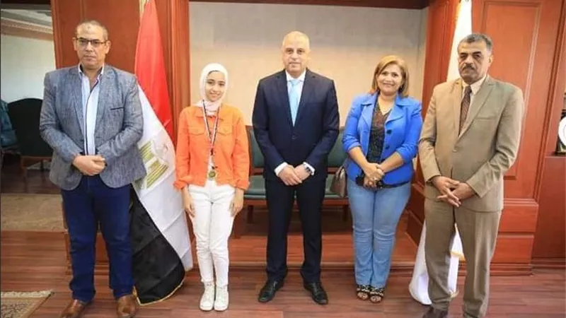 محافظ سوهاج يكرم الطالبة 