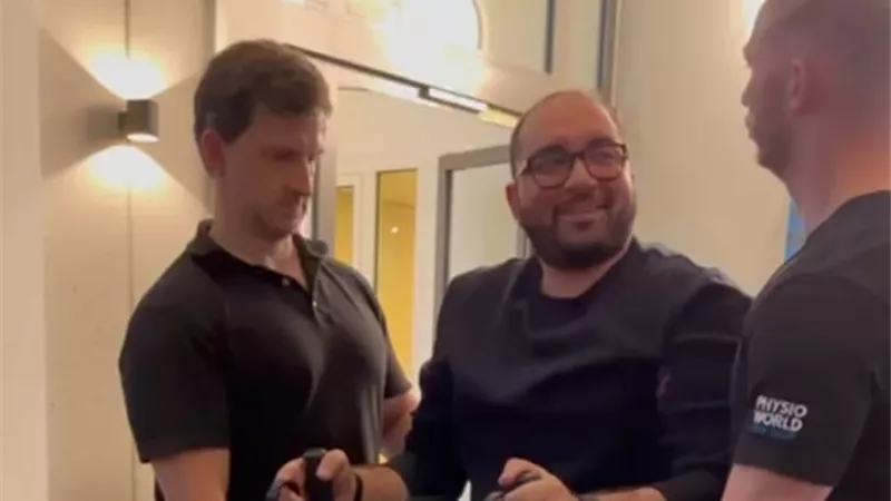 المخرج أحمد ثروت ينشر فيديو له لأول محاولة مشي ناجحة بعد إصابته بمرض نادر