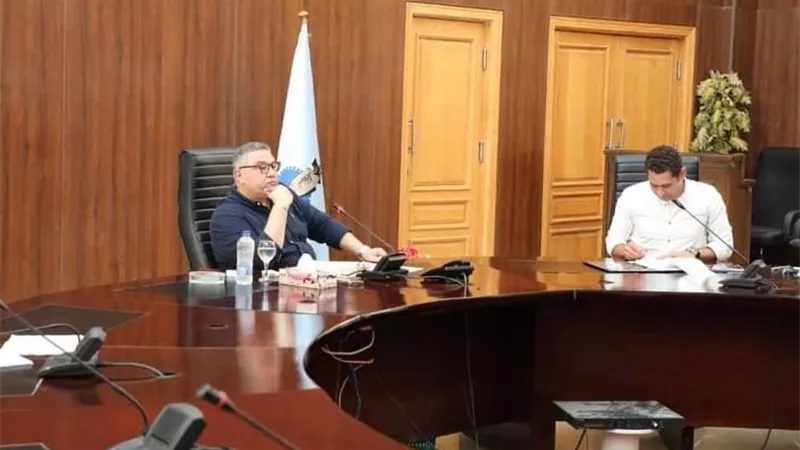 اجتماع محافظ البحر الأحمر مع إدارات ديوان عام المحافظة
