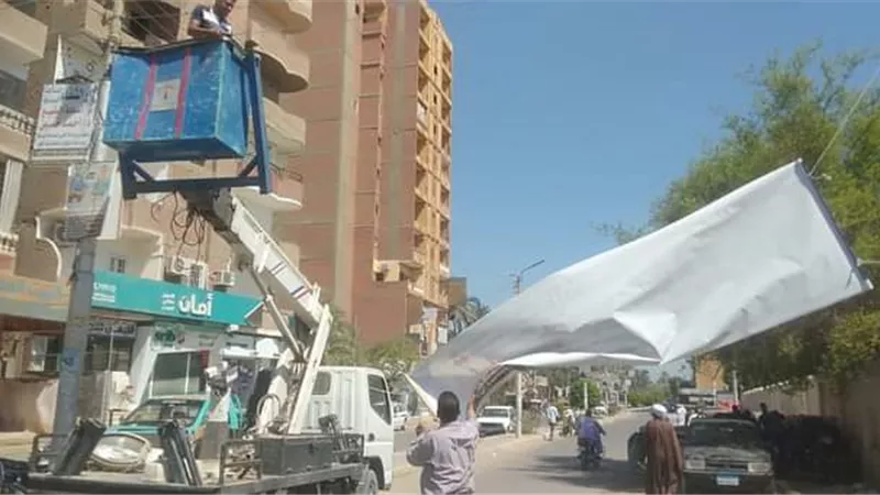 حملة لإزالة الإعلانات ورفع الإشغالات بسوهاج