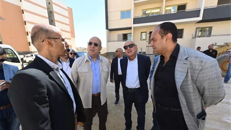 وزير الإسكان يتفقد وحدات 