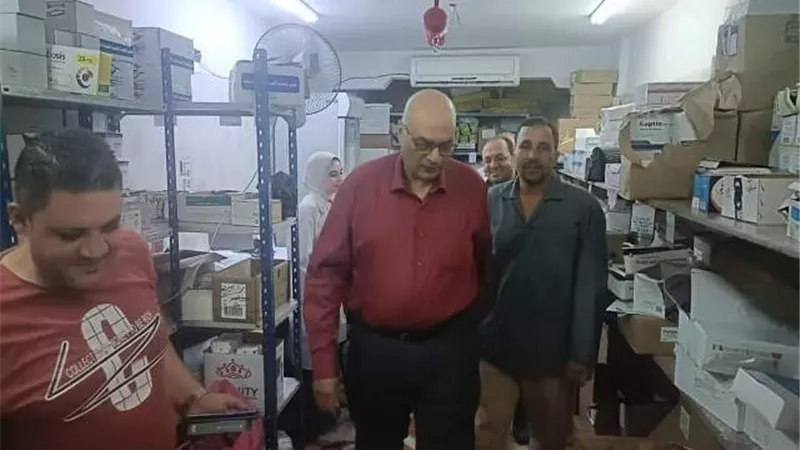 مدير التأمين الصحى يفاحئ مركز علاح الكبد بالزقازيق