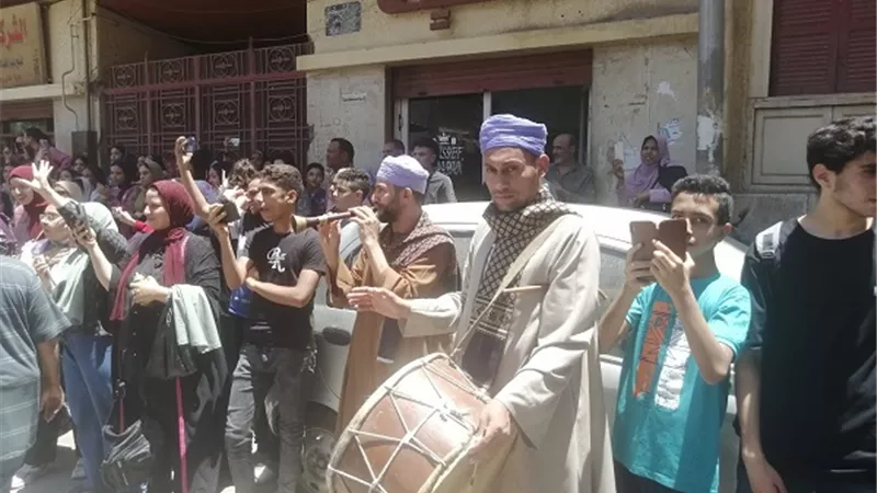 رغم صعوبة الأحياء.. طلاب أسيوط يحتفلون بالطبل البلدي والمزمار في ختام ماراثون الثانوية العامة
