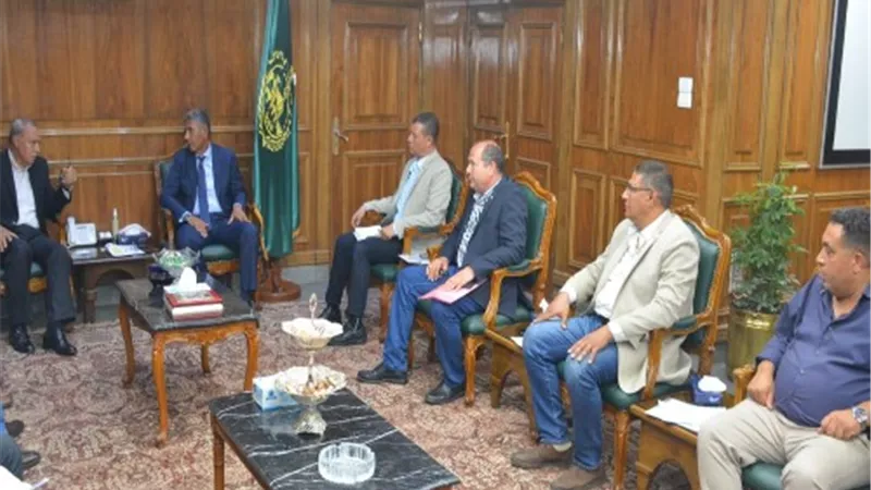 محافظ القليوبية يناقش نسب تنفيذ مشروعات محطات الصرف الصحي بالقرى