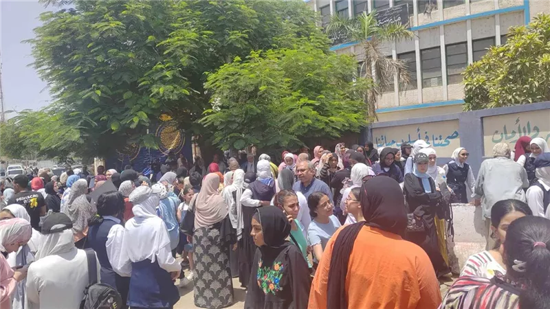 طلاب ثانوية أسوان يودعون الامتحانات رغم صعوبة الأحياء للعلمي