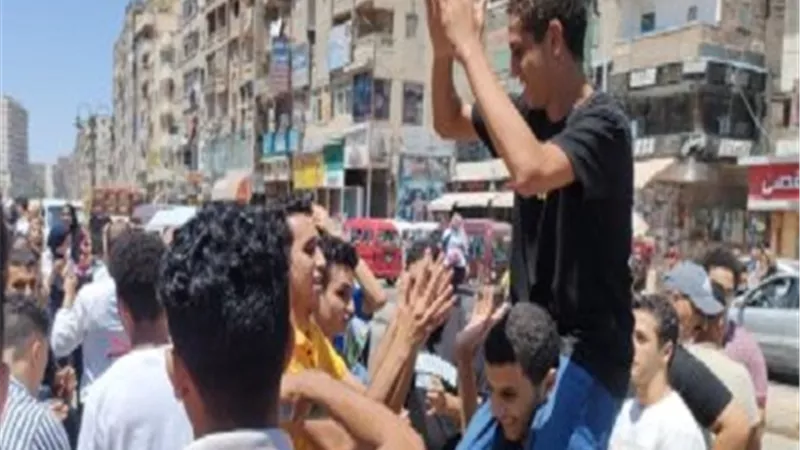 أفراح وزغاريد طلاب الثانوية العامة بنهاية الامتحانات بالإسكندرية