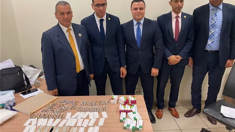 ضبط راكبين بحوزتهما عقاقير مخدرة وماريجوانا بمطار القاهرة..صور