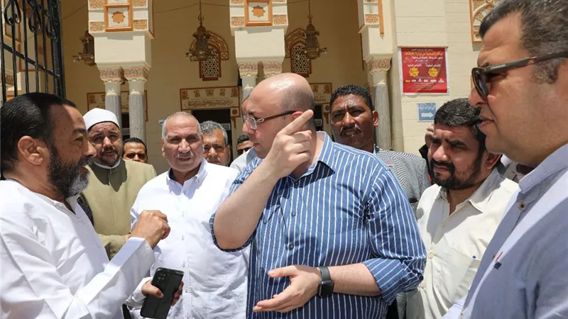 محافظ بنى سويف يستمع لشكاوى المواطنين عقب صلاة الجمعة