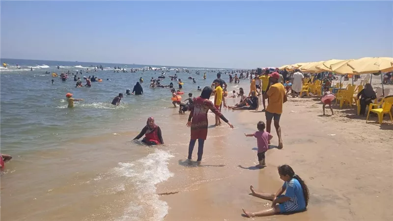 إقبال كبير من المصطافين على شواطئ مصيف بلطيم