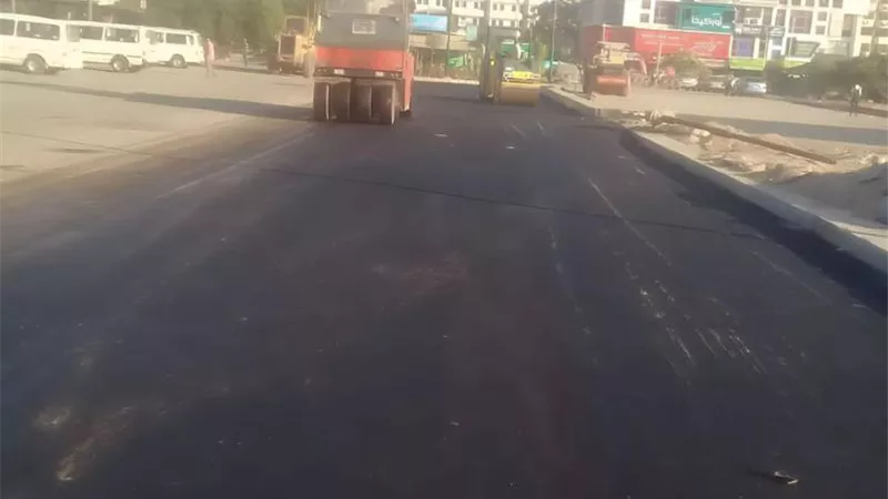 رصف وتطوير الموقف العمومي لنقل الركاب بالإسماعيلية..صور