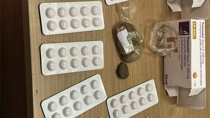 ضبط راكب بحوزته حشيش واقراص مخدرة واخر بحوزته منظار محظور