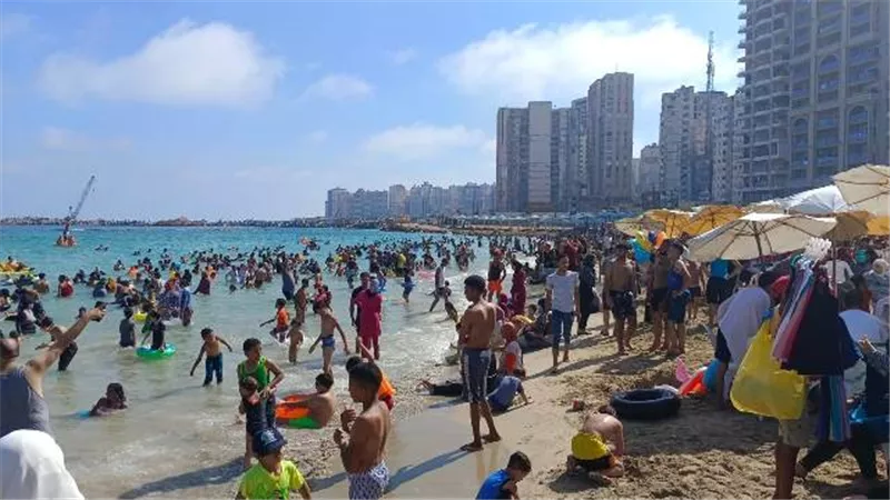 إقبال كبير على شواطئ الإسكندرية من رحلات اليوم الواحد