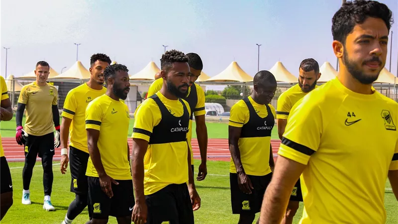 طارق حامد وبنزيما وكانتي في تدريبات اتحاد جدة .. صور