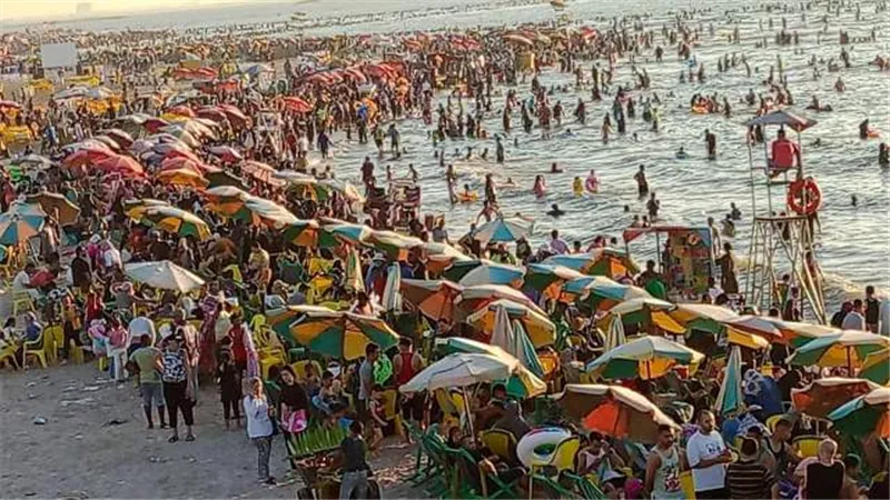 زحام شديد برأس البر وإنقاذ ٦٤من الغرق وإعادة ١٥٩طفلا تائها لذويهم