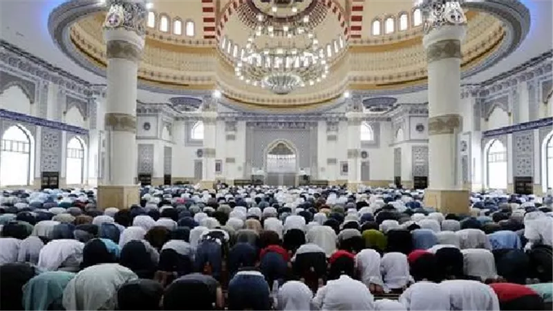 المسجد ليس شرطًا في صحة صلاة الجماعة..فتوى للشيخ جاد الحق