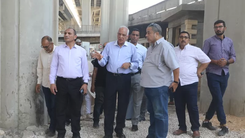 راشد يتابع انشاء مواقف سرفيس وساحات انتظار أسفل محور كمال عامر