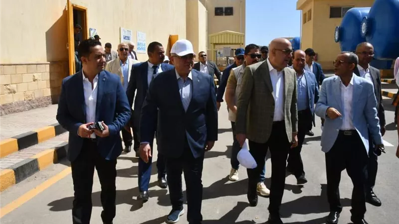 وزير الإسكان ومحافظ البحر الأحمر يتفقدان محطة تحلية 