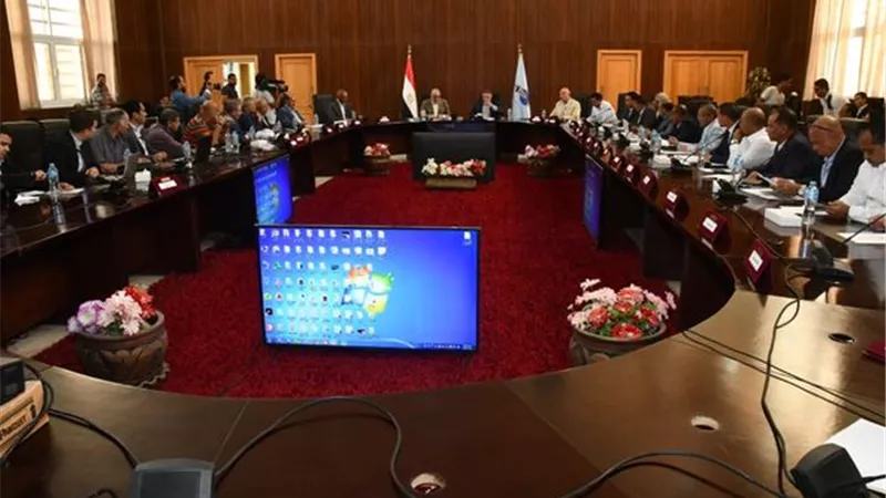 وزير الإسكان ومحافظ البحر الأحمر يتابعان موقف خدمات مياه الشرب والصرف الصحى