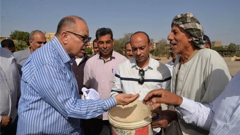 محافظ أسيوط يناقش موقف توريد القمح المحلى