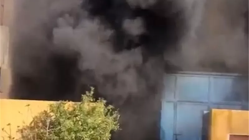 شاهد لحظة إشتعال حريق هائل بمصنع للصناعات الكميائية فى بدر /فيديو
