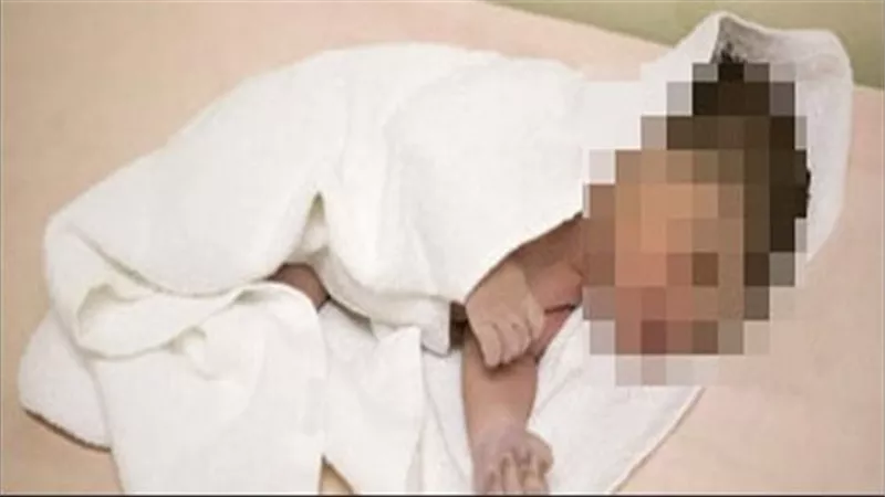 رضيع بالحبل السرى يستقل القطار دون أب أو أم