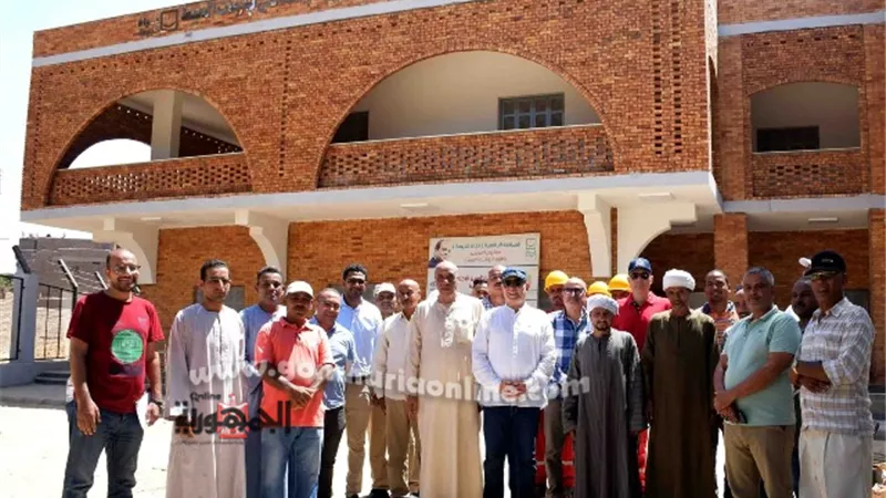 محافظ الأقصر يتفقد مشروعات حياة كريمة والصرف الصحى بأرمنت والقرنة