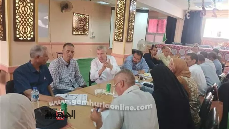 وكيل وزارة التعليم يلتقى العاملين بإدارتى الحسينية والصالحية