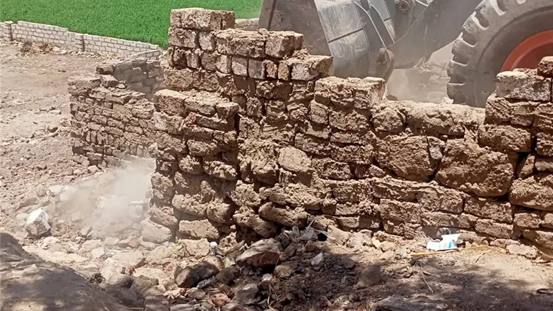 إزالة ٥ حالات تعدى على ٨٧٥ مترا داخل ٥ قرى بأرمنت جنوب غرب الأقصر