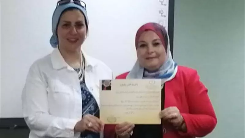 مدير المدارس الرسمية تكرم نهى حبيب لجهودها فى العملية التعليمية