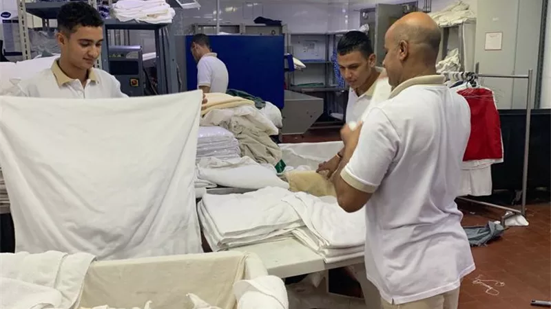 طلاب الفندقة والسياحة بجامعة طيبة بالأقصر يبدأون التدريب الصيفى