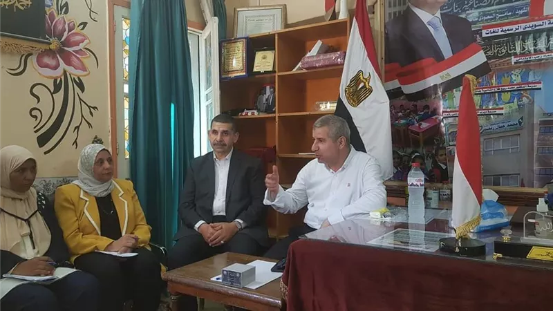 وكيل وزارة التعليم بالشرقية يلتقى العاملين بإدارة ديرب نجم