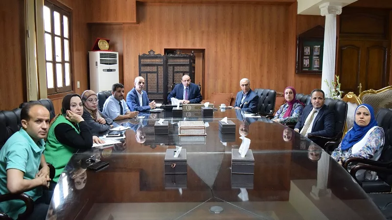 رئيس جامعة بني سويف يستعرض إنجازات مركز تطوير الأداء