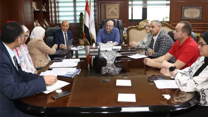 محافظ بني سويف بلتتقى مسؤولى معهد بحوث النيل