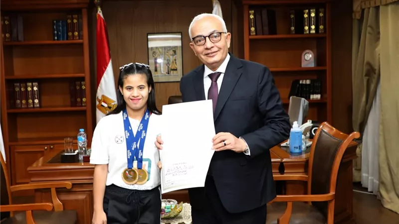 وزير التربية والتعليم يكرم أسرع عداءة «داون» في مصر