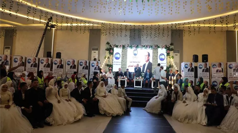 محافظ المنيا يشارك فرحة ٥٠ عريسا وعروسة فى احتفالية مستقبل وطن