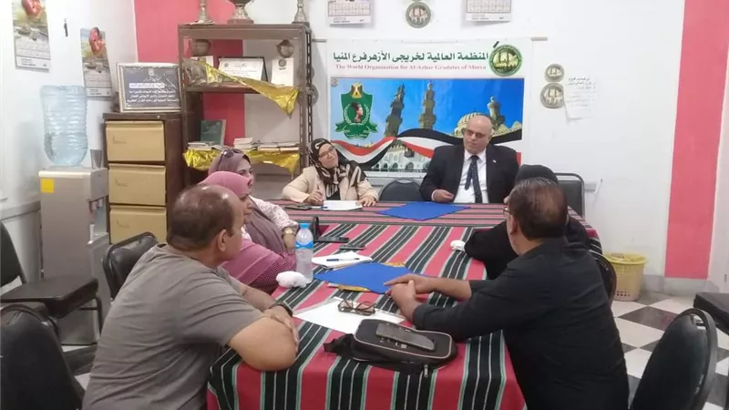 نائب رئيس مجلس منظمة خريجي الأزهر يناقش تنسيق رياض الاطفال