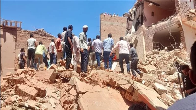 انهيار مفاجئ لعقار 8 طوابق بمدينة رشيد