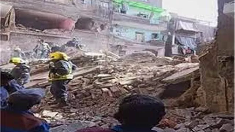 فصل الكهرباء والغاز عن منطقة العقار المنهار بحدائق القبة
