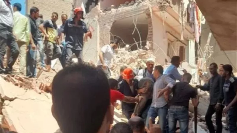 فريق من النيابة يعاين عقار حدائق القبة المنهار