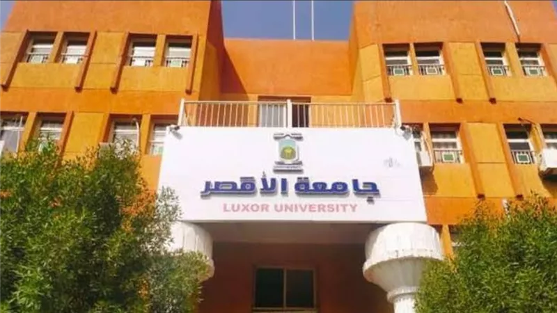 رئيس جامعةالأقصريتفقد امتحانات الدبلوم المهني بكليةالفنون الجميلة