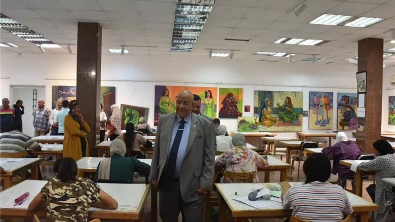 رئيس جامعة الأقصر يتفقد اختبارات القدرات بكلية الفنون الجميلة