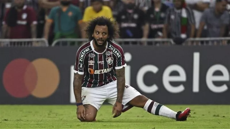 كوبرى مارسيلو يسبب ازمة فى الدوري البرازيلي..فيديو