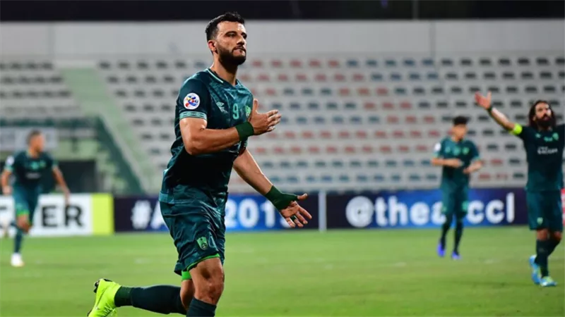 مفاجآت في قائمة الأهلي السعودي للموسم الجديد