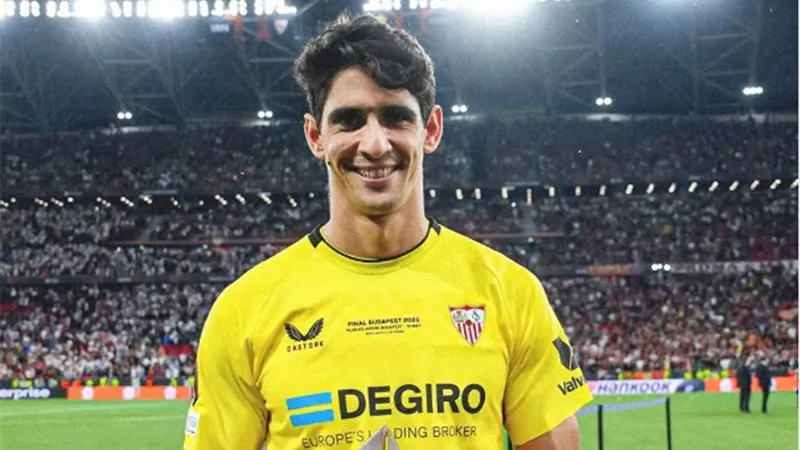بـ 15 مليون يورو..إشبيلية يرفض بيع بونو لـ باريس سان جيرمان