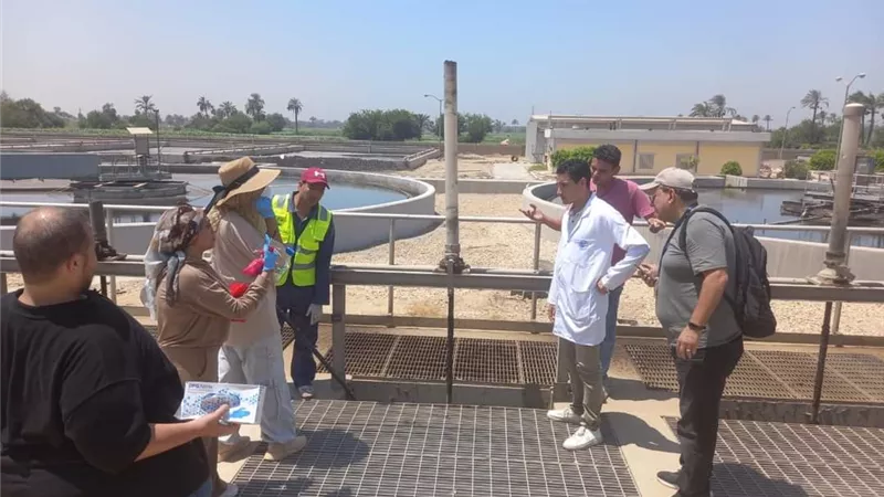 وفد الجامعة الأمريكية يزور محطة معالجةالصرف الصحى بقرية ببني سويف