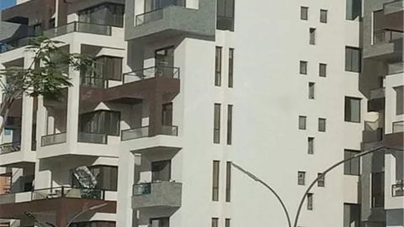 جهازحدائق أكتوبر:إزالة أدوار مخالفة في كومباوند داخل المدينة..صور