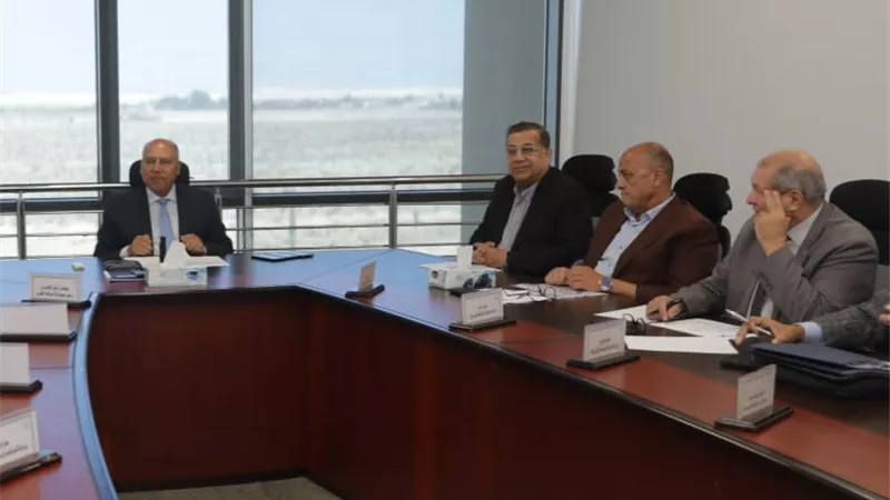 وزير النقل يعقد اجتماعا مع رؤساء الشركات المصنعة للفلنكات الخرسان